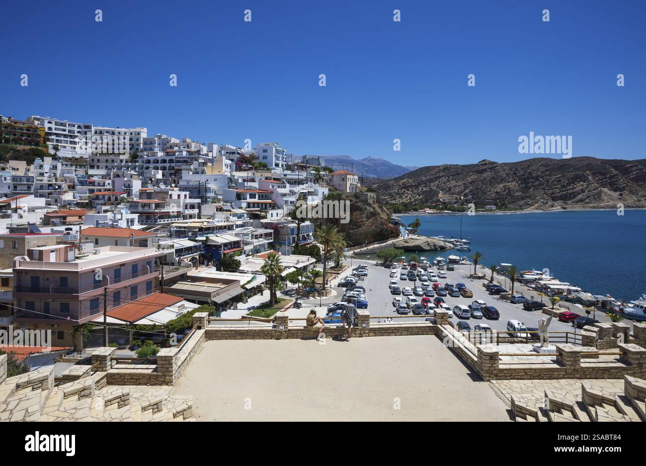 Anfiteatro con porto di Agia Galini, Creta meridionale, Creta, Grecia, Europa Foto Stock