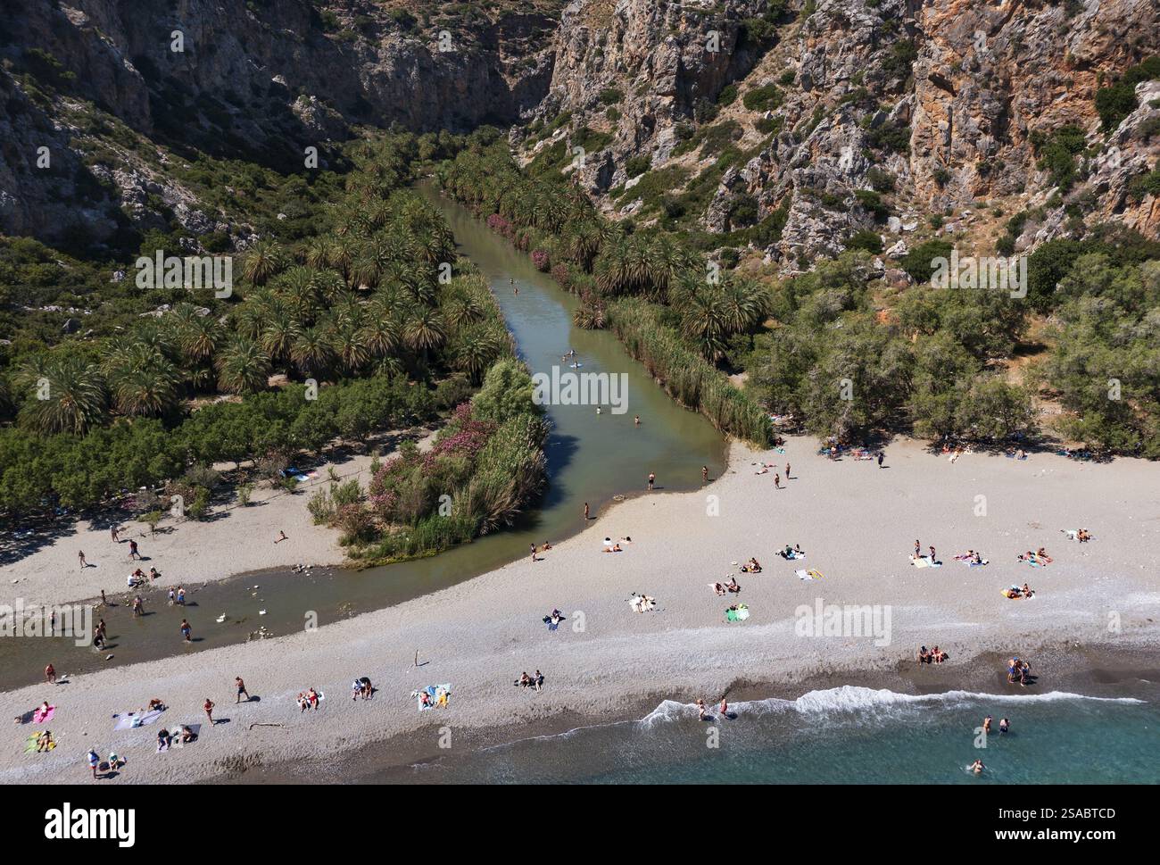 Palm Beach, Preveli Beach alla fine della gola di Kourtaliatiko, costa sud, Creta, Grecia, Europa Foto Stock