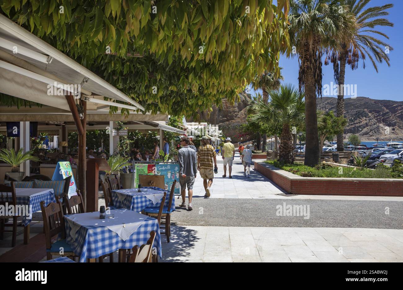 Ristoranti sul lungomare di Agia Galini, costa sud, Creta, Grecia, Europa Foto Stock