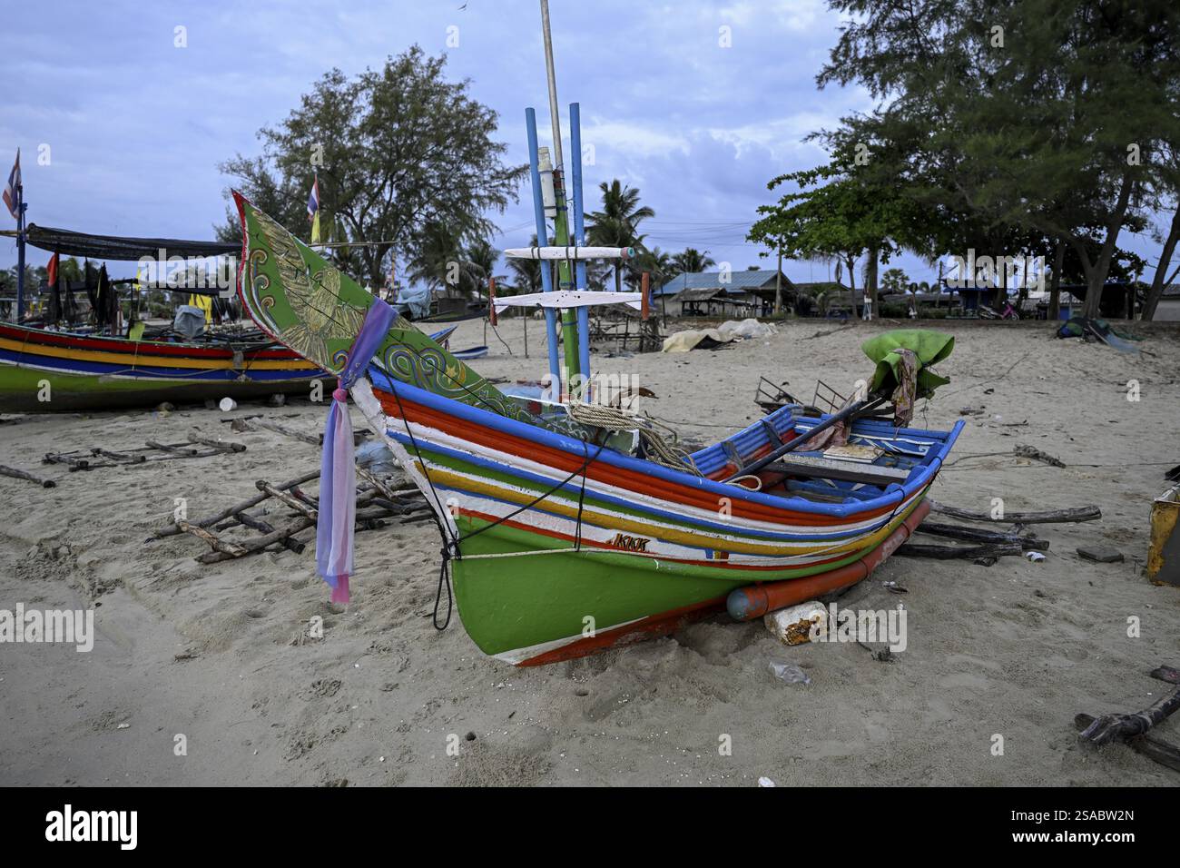 Barca da pesca sulla spiaggia di Chathing Phra, vicino a Hat Yai, provincia di Songkhla, Thailandia, Asia Foto Stock