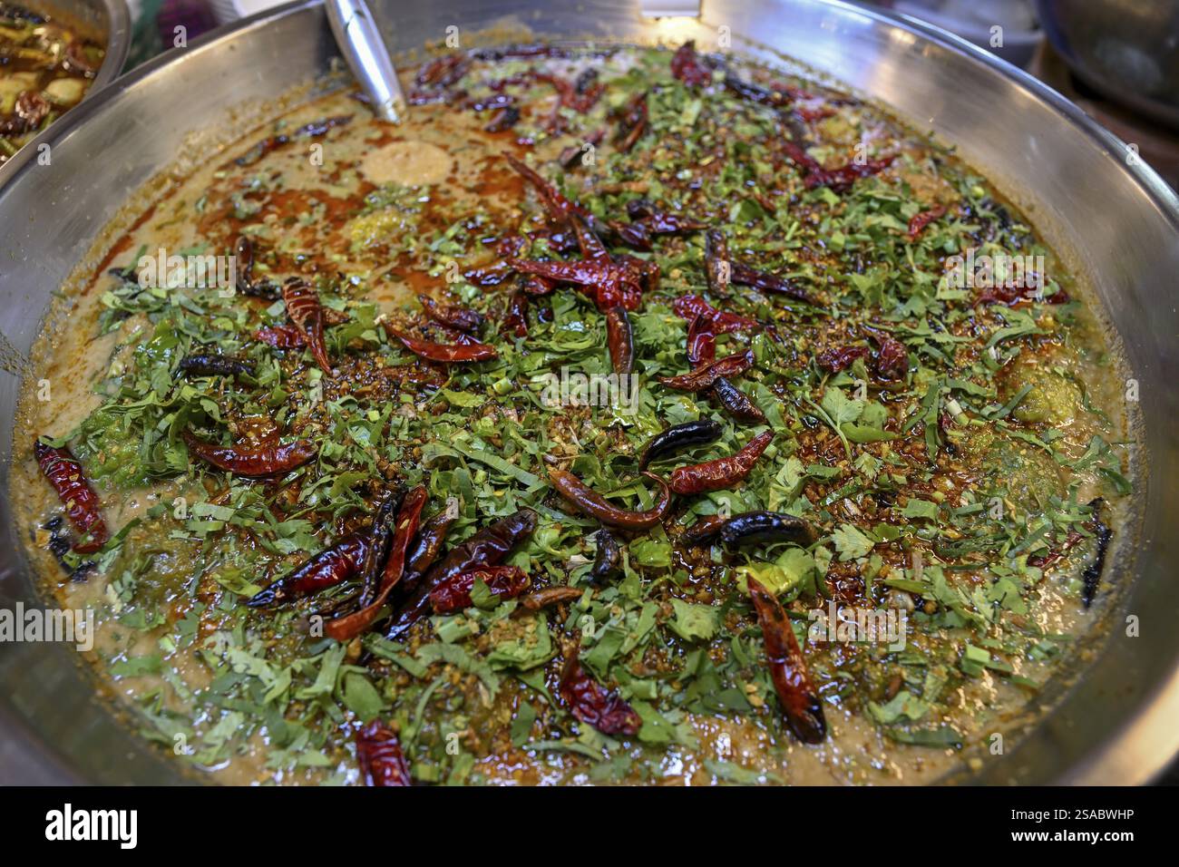 Curry tailandese fresco con peperoncini e coriandolo al mercato di Taling Chan, al quartiere di Taling Chan, Bangkok, Thailandia, Asia Foto Stock