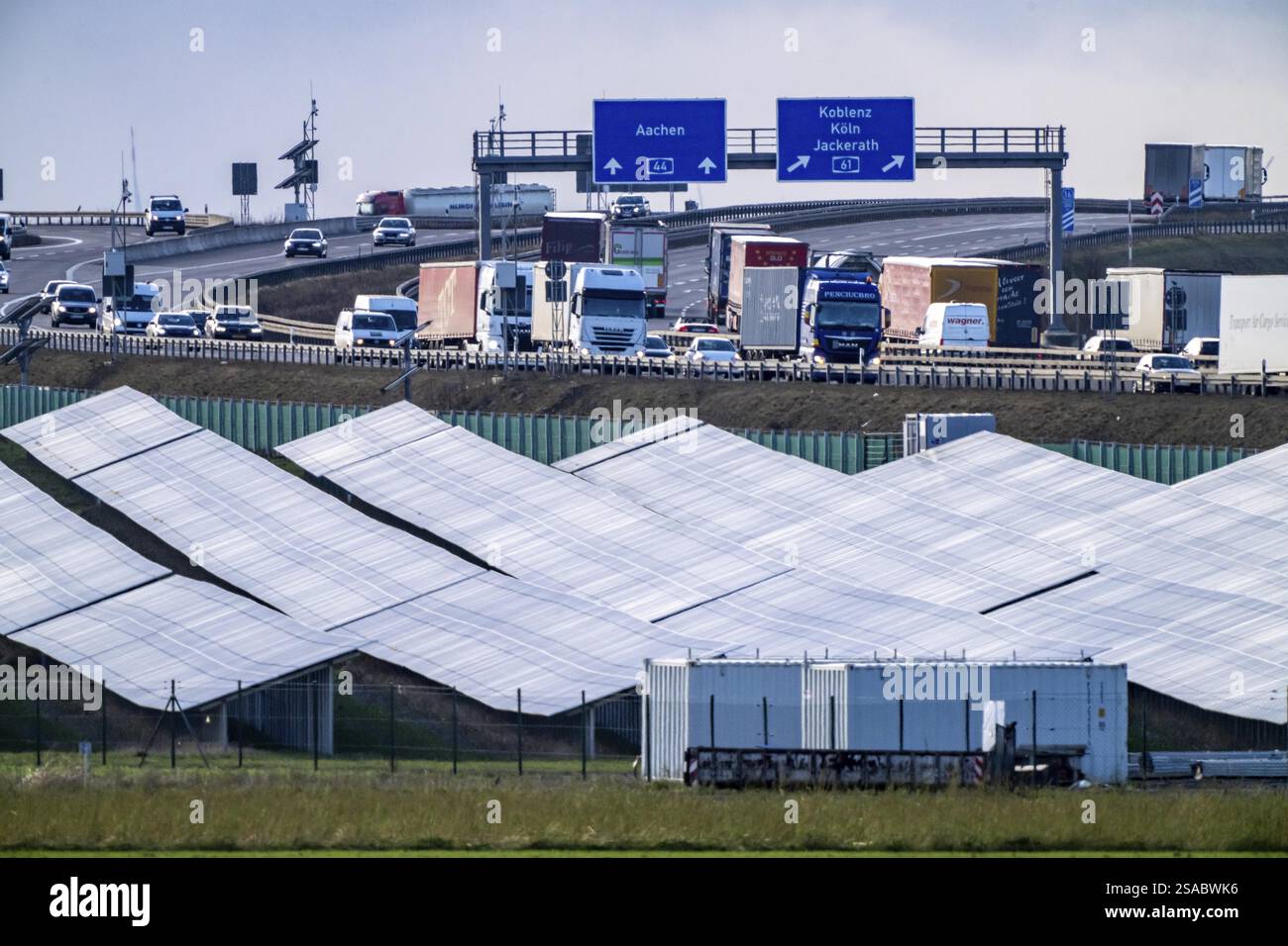 Impianto fotovoltaico a terra da 20 MWp, di RWE, con oltre 36600 moduli solari, in una striscia di terra lunga 200 metri, lunga oltre 1 km, lungo l'A44 m. Foto Stock