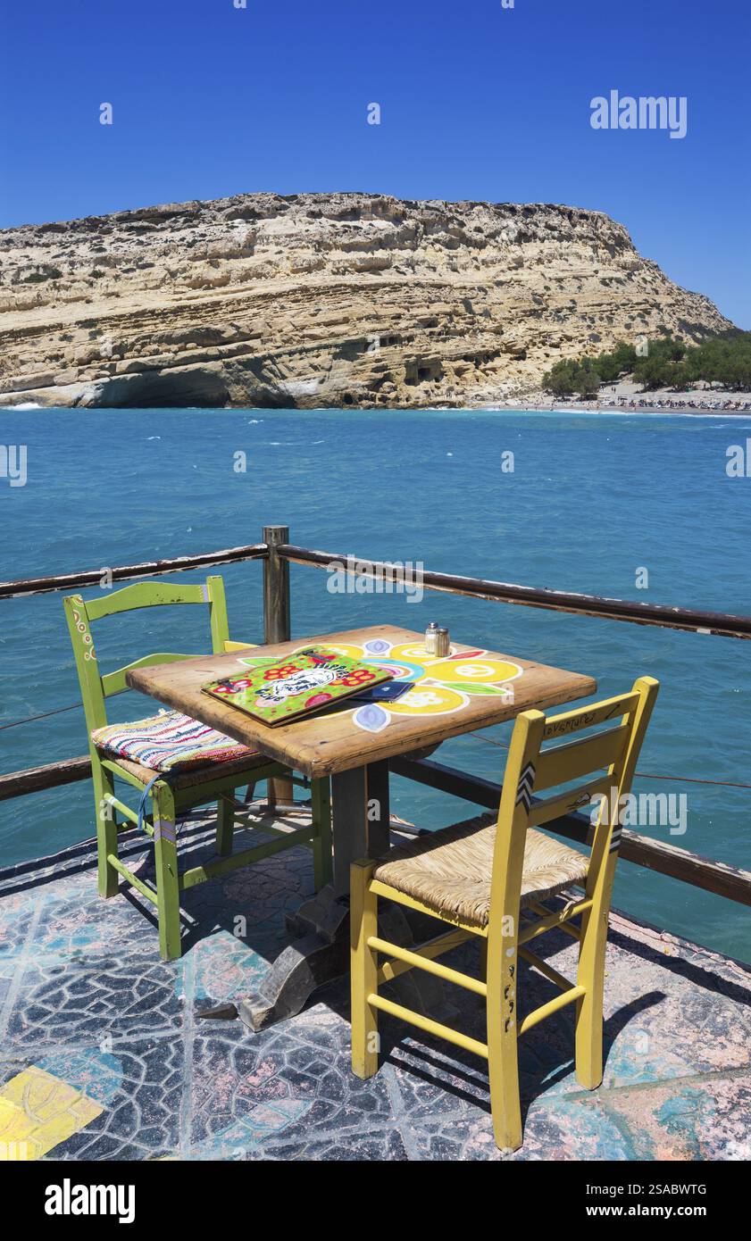 Ristorante sulla spiaggia di Matala, costa sud, Creta, Grecia, Europa Foto Stock