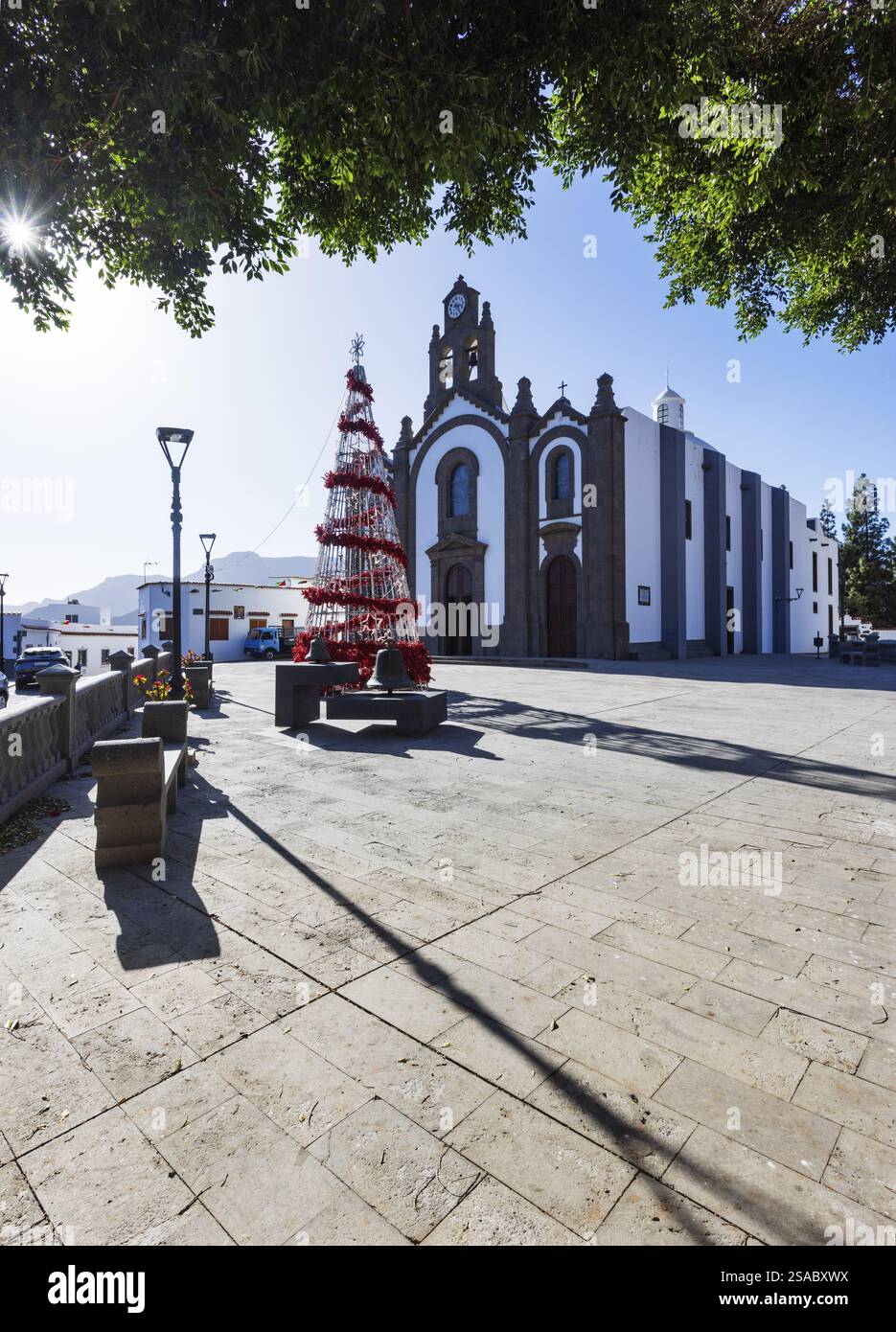 Albero di Natale di fronte alla chiesa di Santa Lucia de Tirajana, Gran Canaria, Isole Canarie, Spagna, Europa Foto Stock
