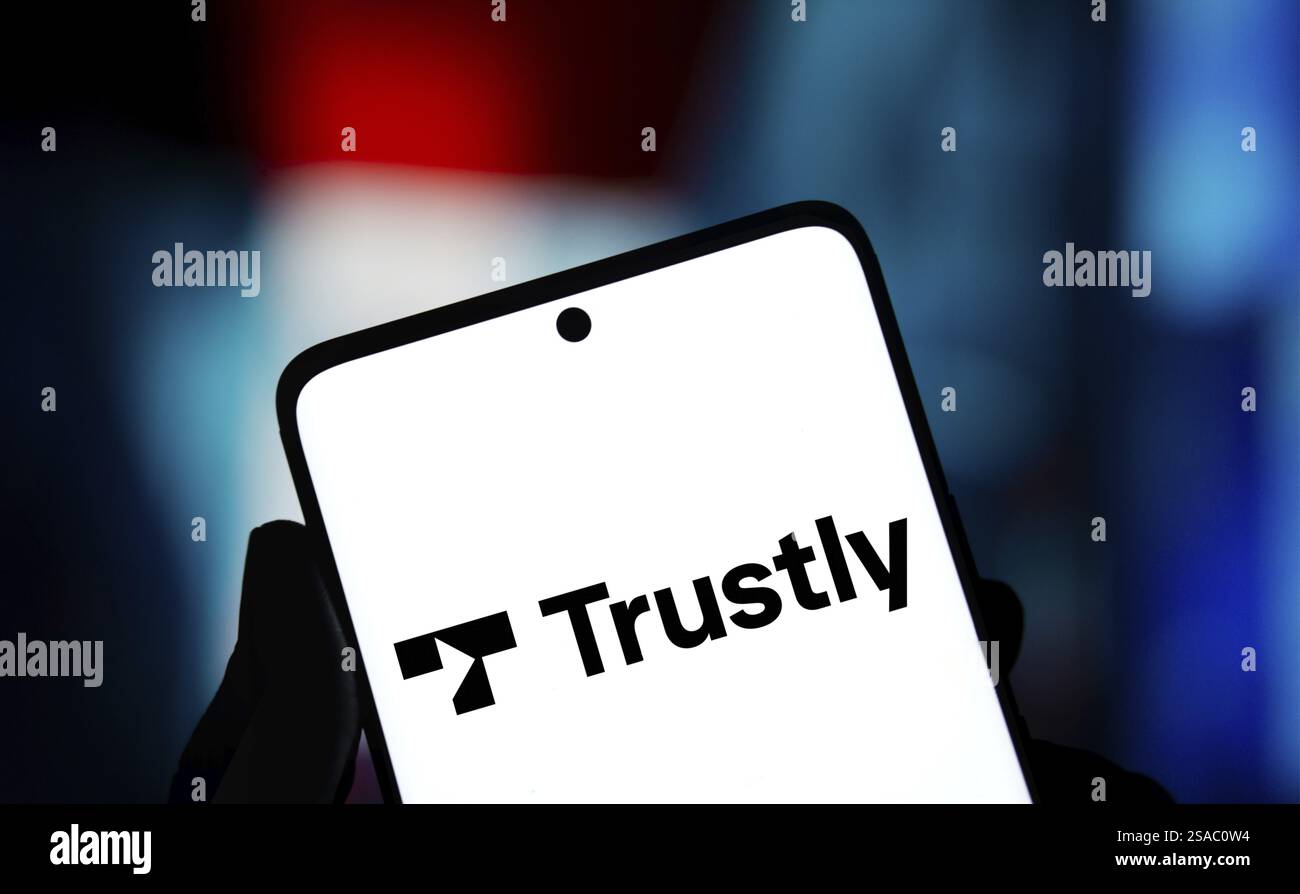Sullo smartphone viene visualizzato il logo Trustly. Trustly AB è un'azienda fintech svedese Foto Stock