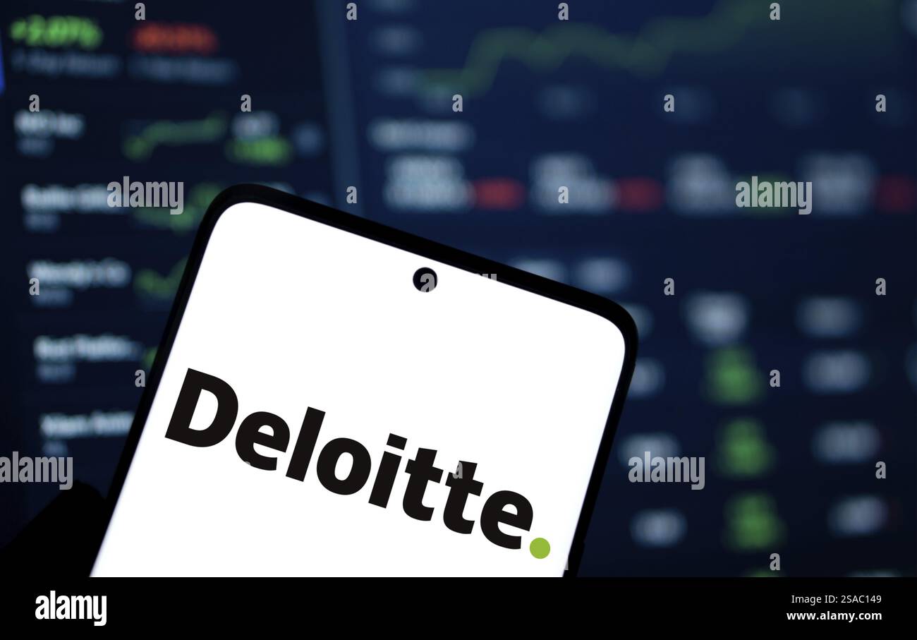 Il logo Deloitte è visualizzato sullo smartphone. Deloitte è una società multinazionale di servizi professionali Foto Stock