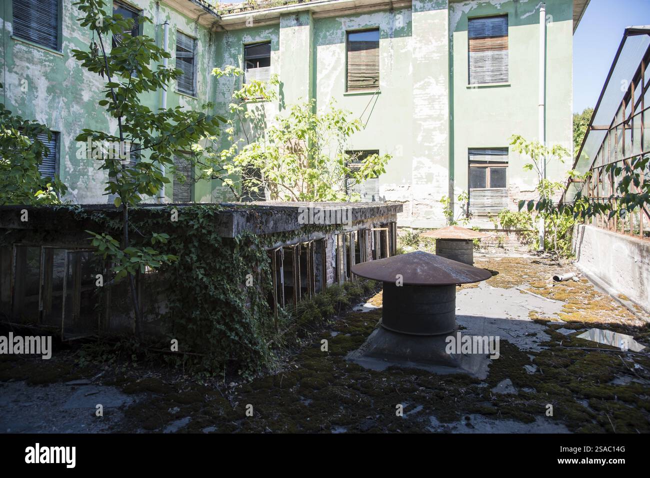 Una foto di un ospedale psichiatrico abbandonato e spaventoso a Vercelli, Italia, Europa Foto Stock