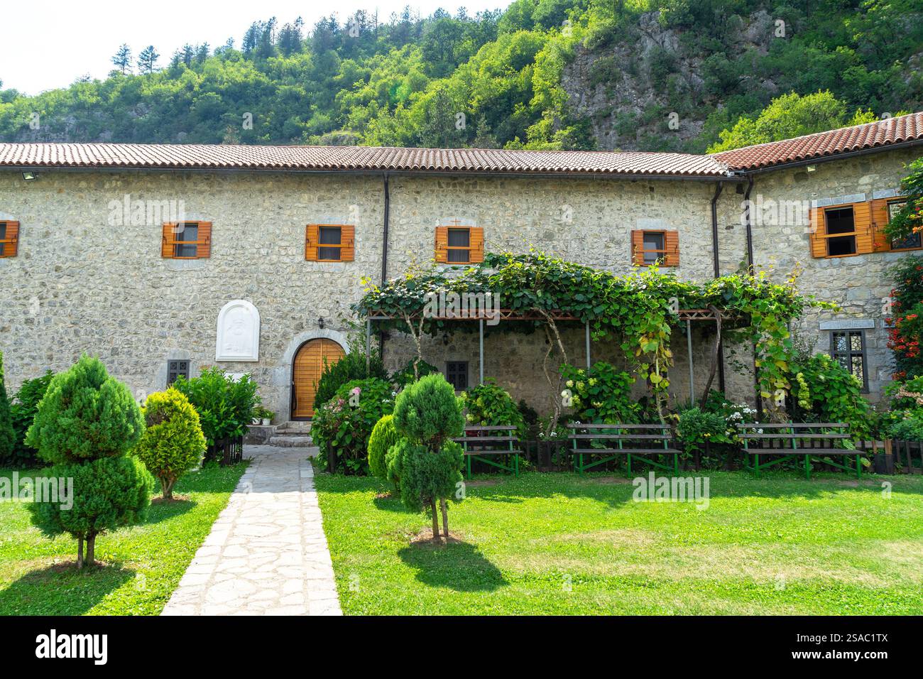Cortile interno del monastero di Moraca. Monastero ortodosso serbo situato nella valle del fiume Moraca a Kolasin, nel Montenegro centrale. Foto Stock