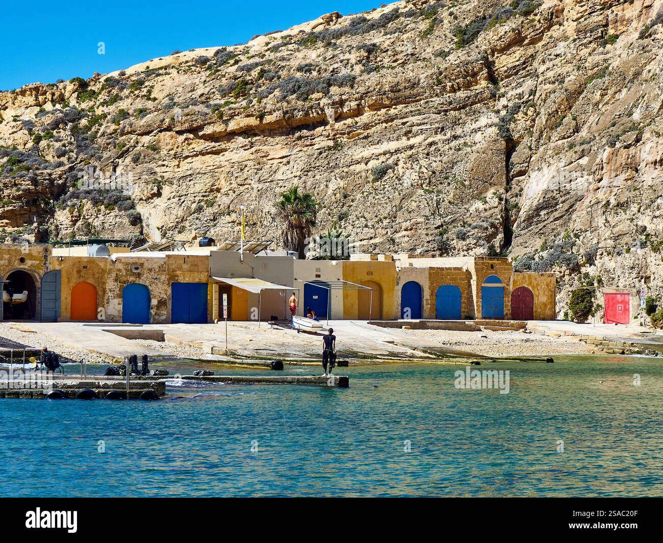 Vista dei garage del porto sul mare interno sull'isola di Gozo, Malta Foto Stock