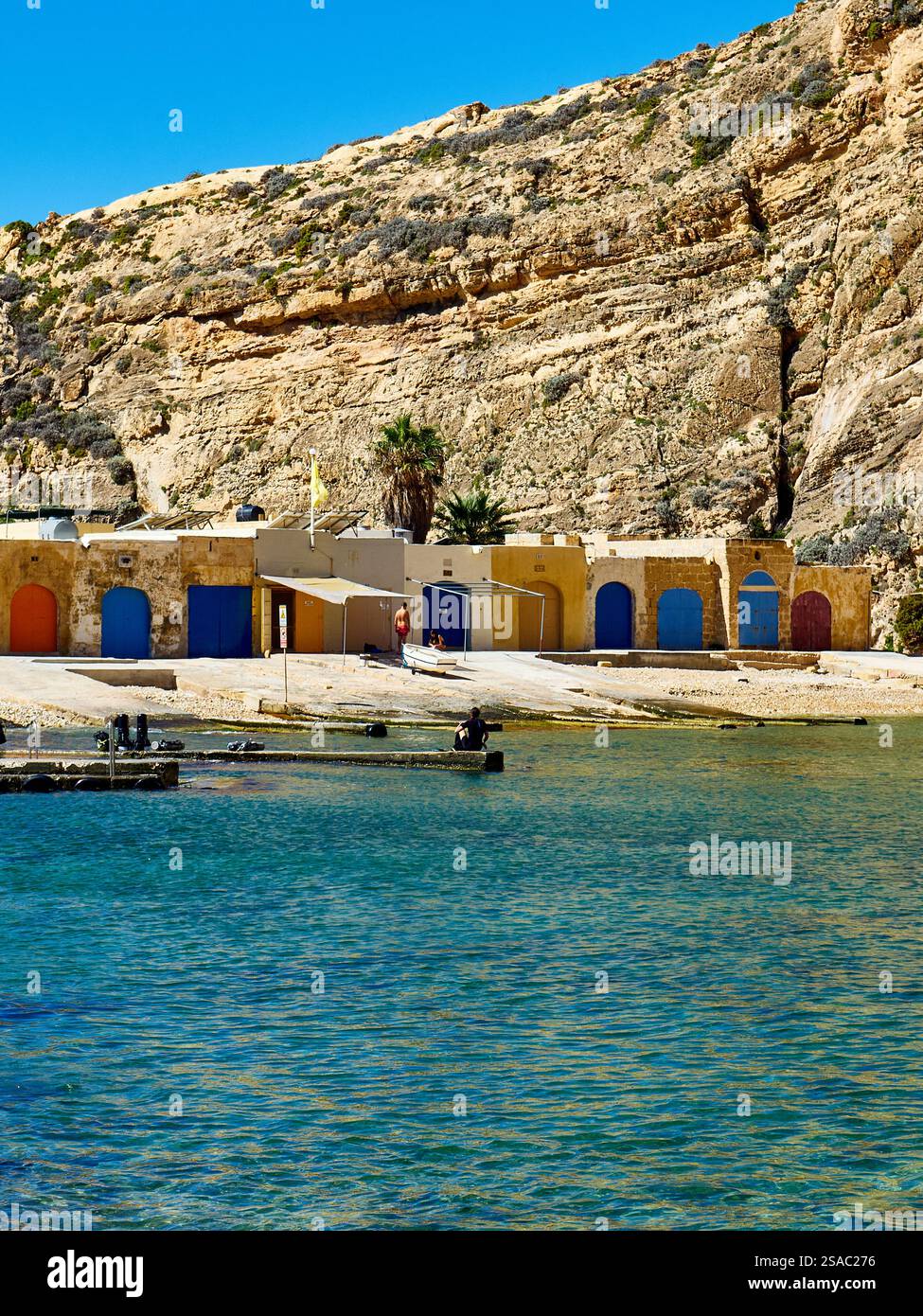 Vista dei garage del porto sul mare interno sull'isola di Gozo, Malta Foto Stock