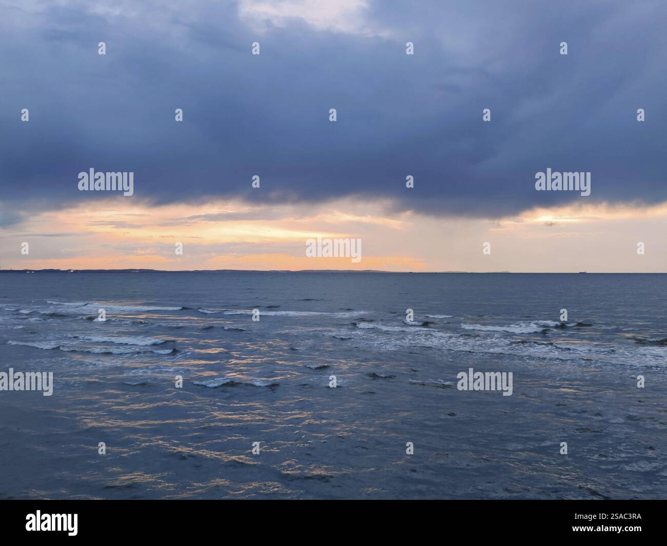 Nuvole temporalesche sopra il Mar Baltico Foto Stock