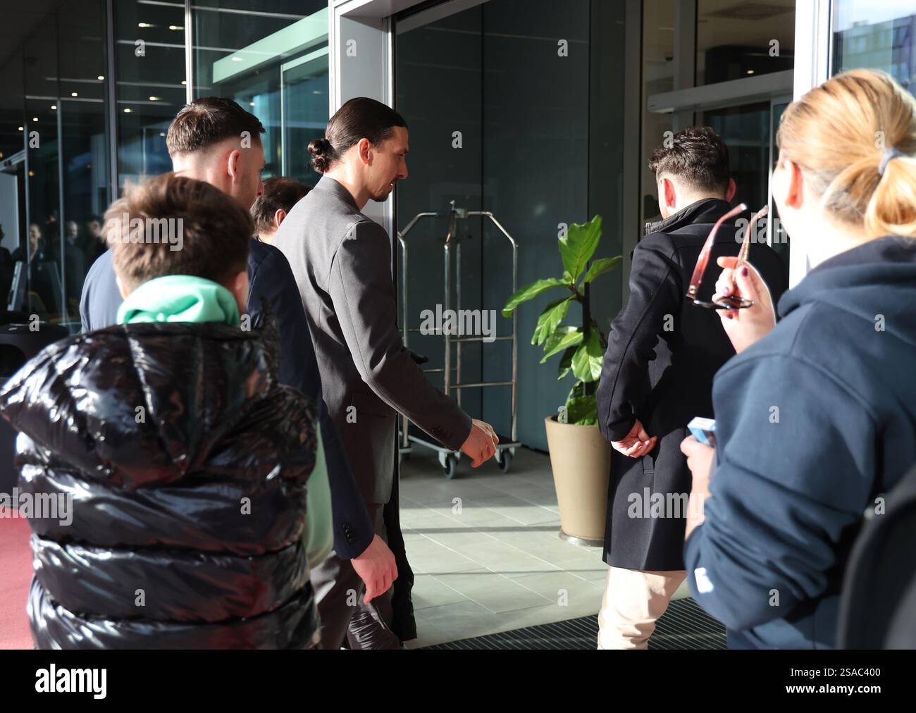 Zagabria, Croazia. 29 gennaio 2025. Un ex calciatore svedese Zlatan Ibrahimovic arriva all'Hilton Garden Inn Hotel, a Zagabria, in Croazia, il 29 gennaio 2025. Foto: Matija Habljak/PIXSELL credito: Pixsell/Alamy Live News Foto Stock