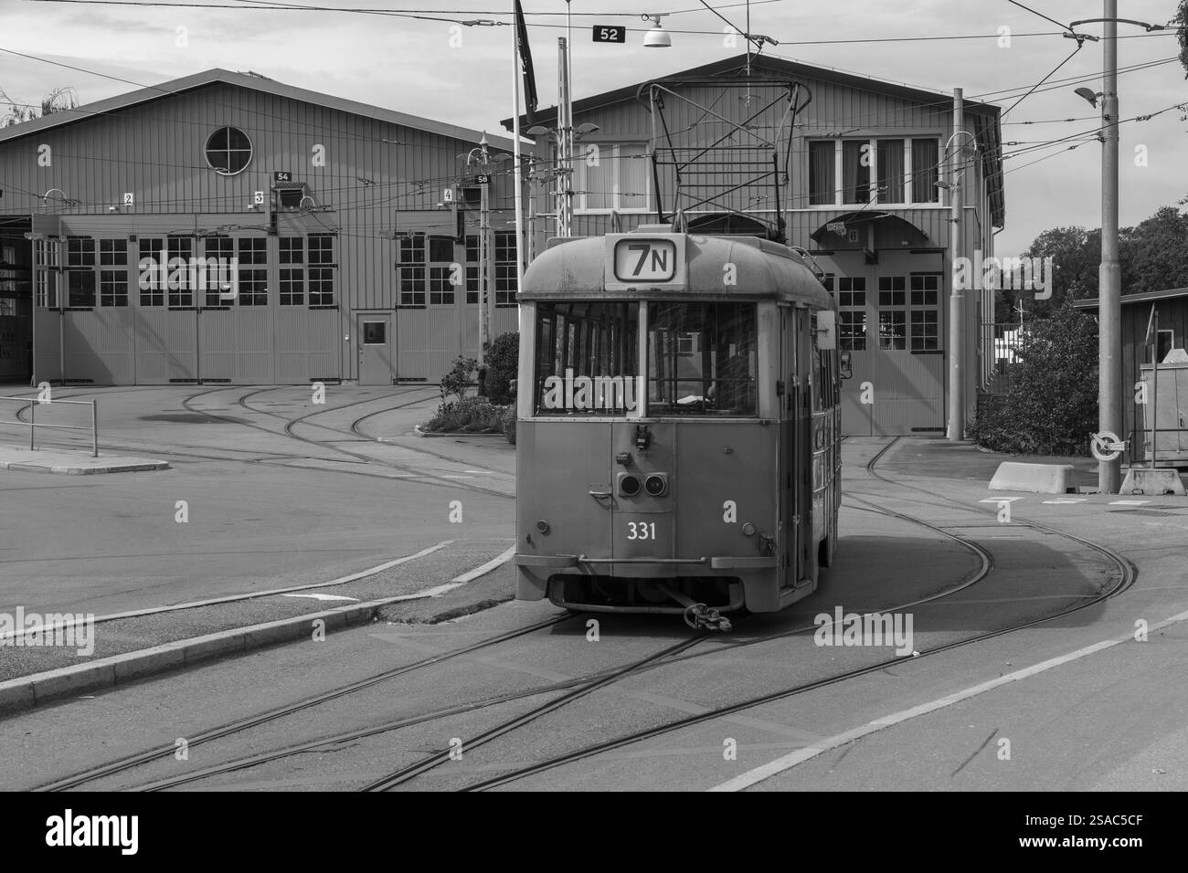 Vecchio tram sul Djurgarden a Stoccolma, in Svezia, paesaggio in bianco e nero Foto Stock