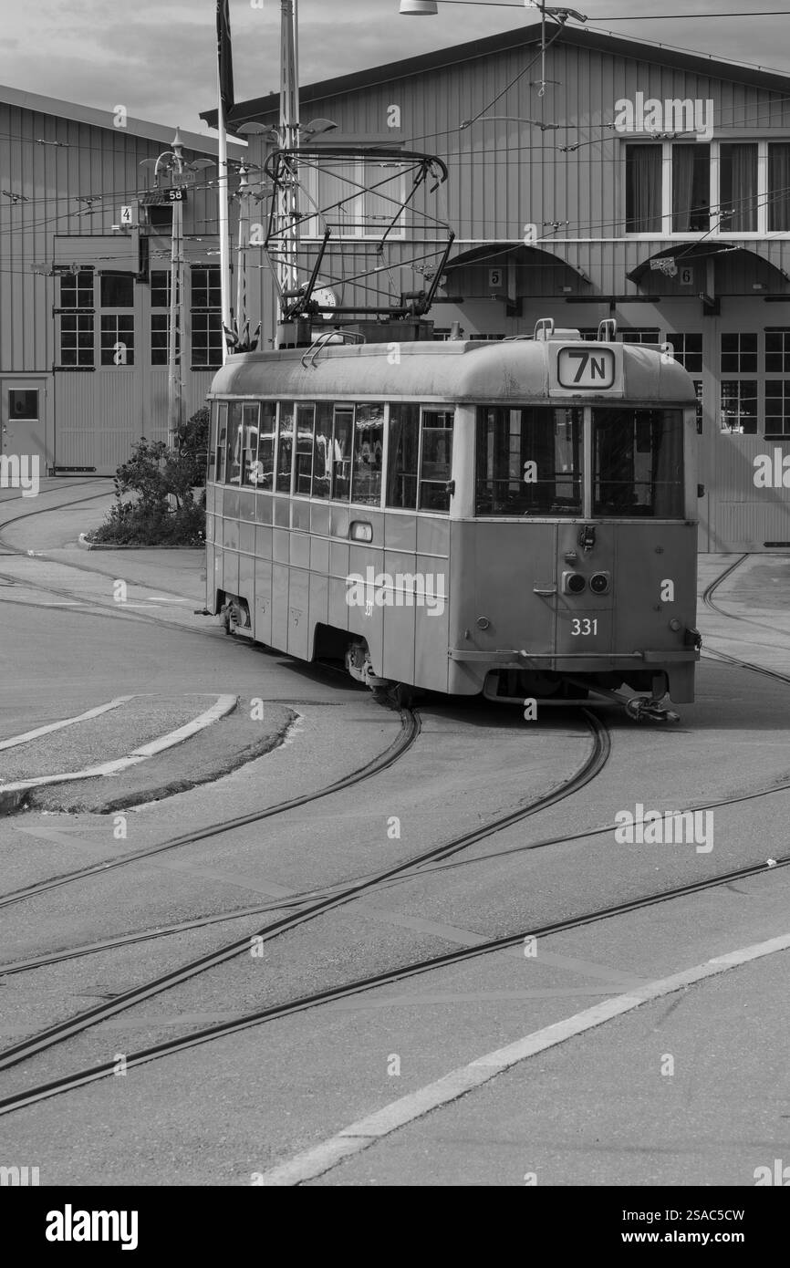 Vecchio tram sul Djurgarden a Stoccolma, in Svezia, in bianco e nero Foto Stock