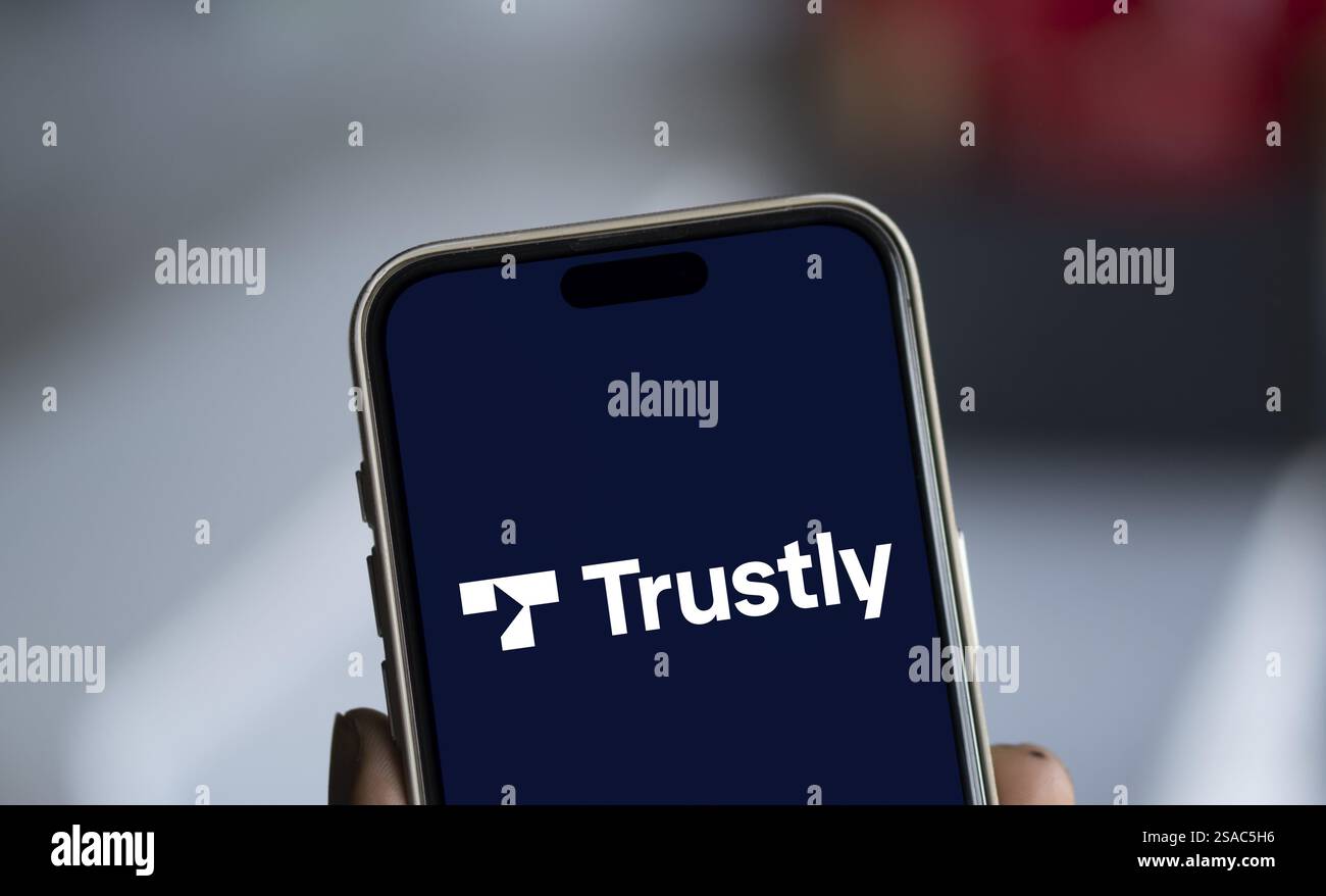 Sullo smartphone viene visualizzato il logo Trustly. Trustly AB è un'azienda fintech svedese Foto Stock