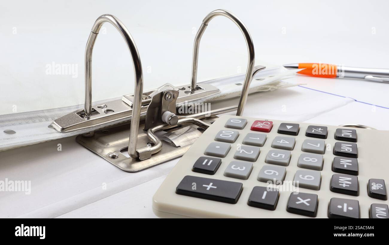 Calcolatrice con raccoglitore ad anelli messa a fuoco al primo piano. Foto Stock