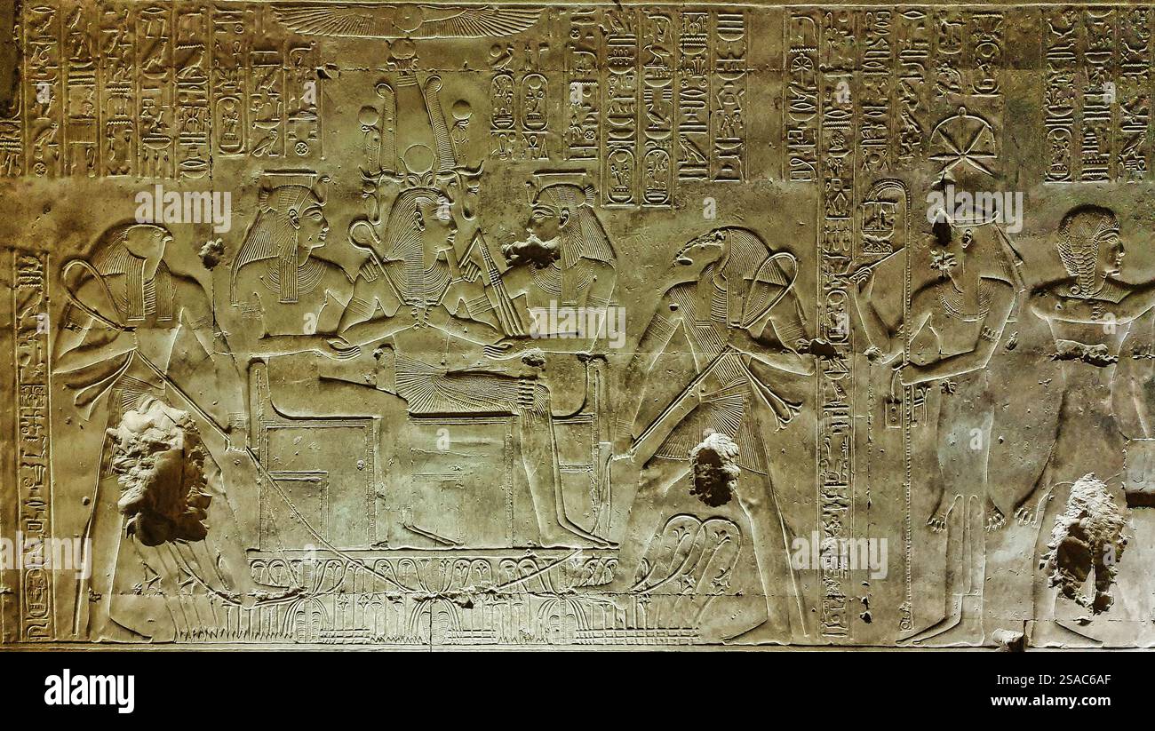 Rilievo murale - Cappella di Seti con il re in trono tra le dee dell'alto e basso Egitto, con Horus e Thoth al Tempio di Seti, Abido, Egitto Foto Stock