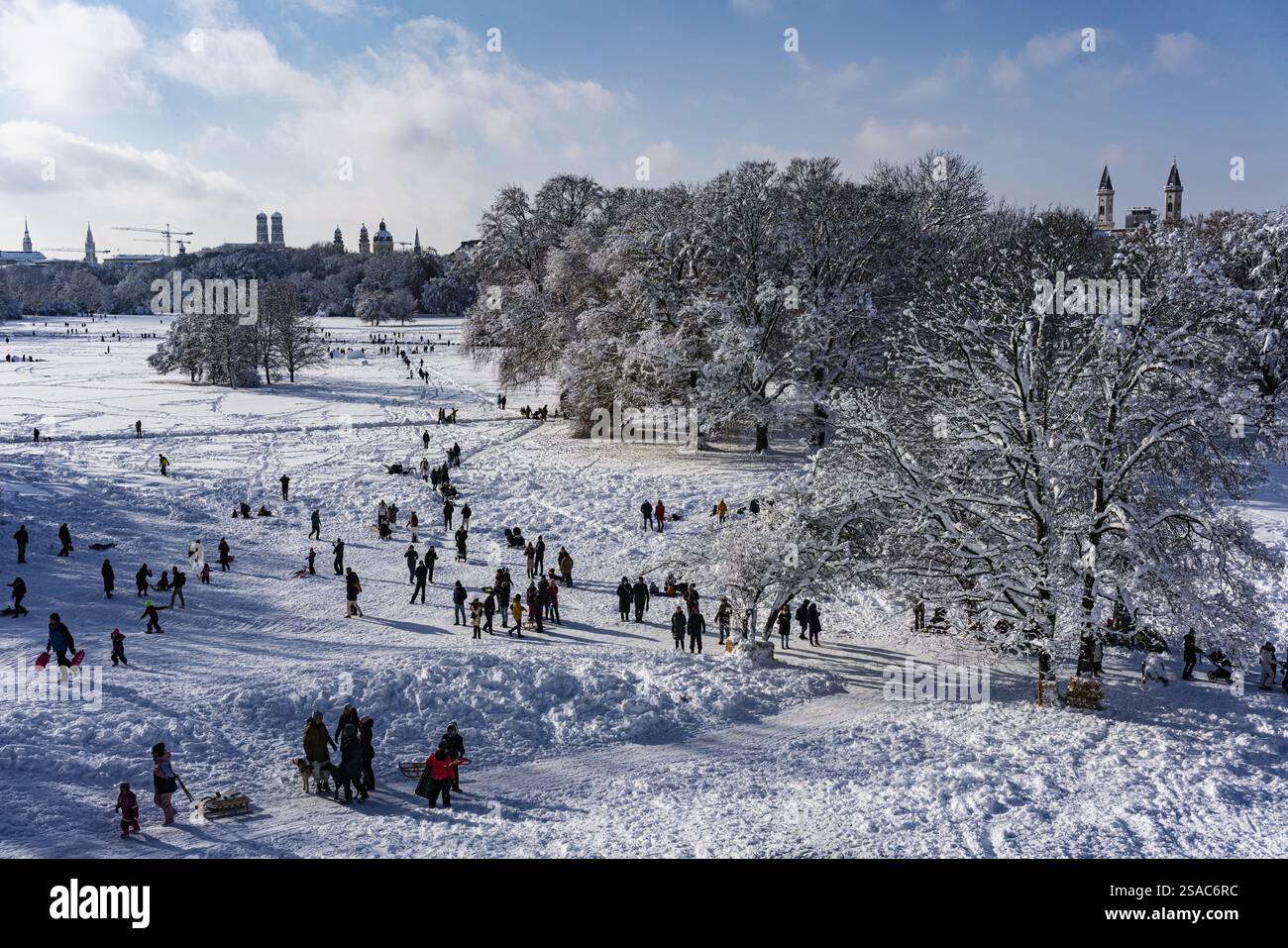 Vista sul parco, gli escursionisti, l'inverno con la neve nella parte meridionale del Giardino inglese, Monaco, Baviera, Germania, Europa Foto Stock