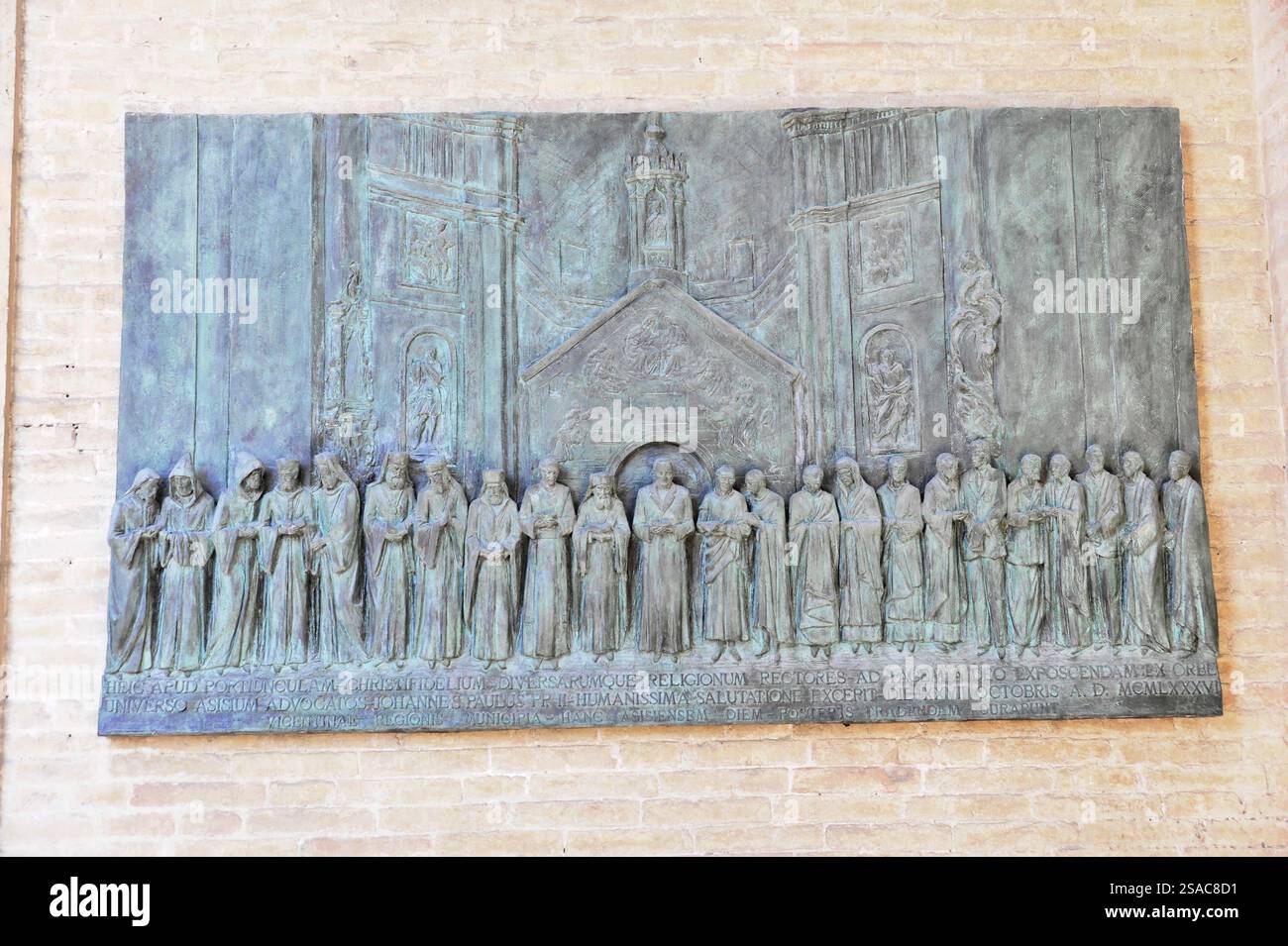 Murale nell'area d'ingresso, Basilica di Santa Maria degli Angeli, Assisi, Umbria, Italia, rilievo murale in bronzo con motivi religiosi e figure umane, assi Foto Stock