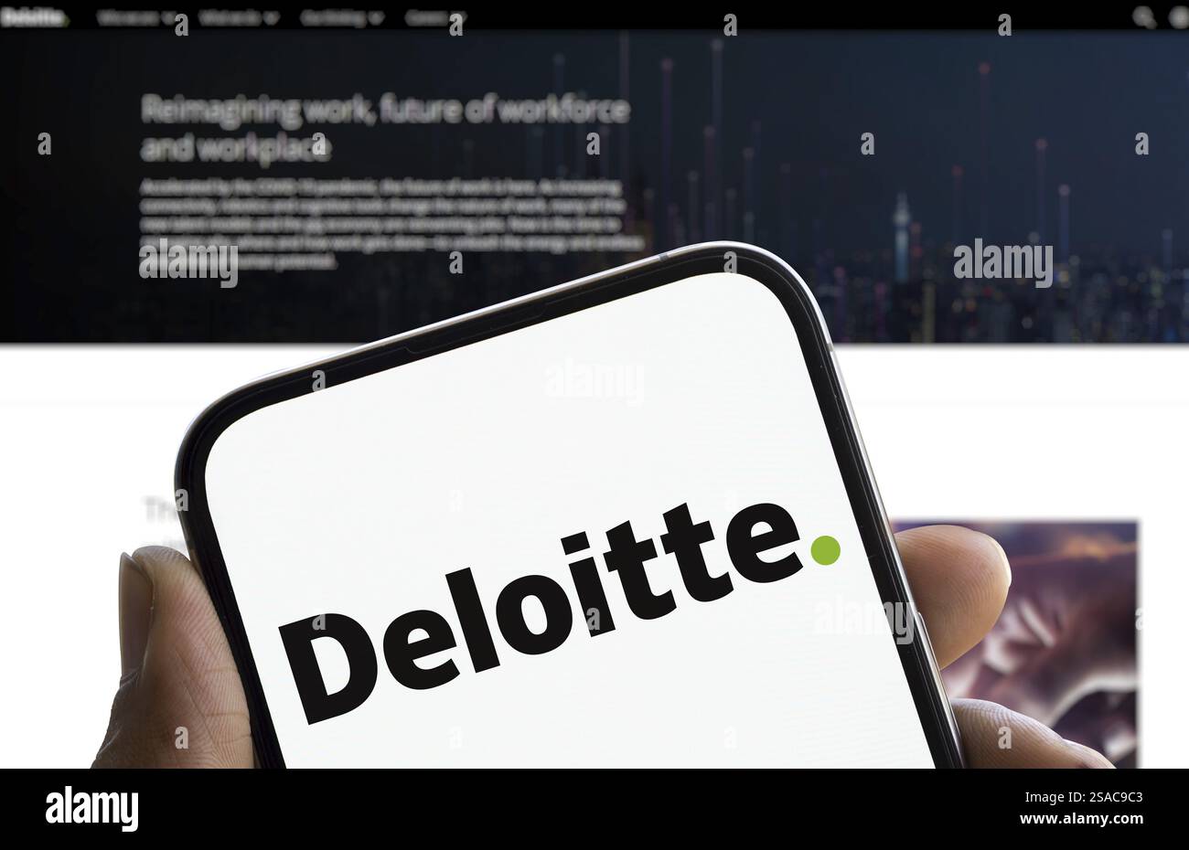 Il logo Deloitte è visualizzato sullo smartphone. Deloitte è una società multinazionale di servizi professionali Foto Stock