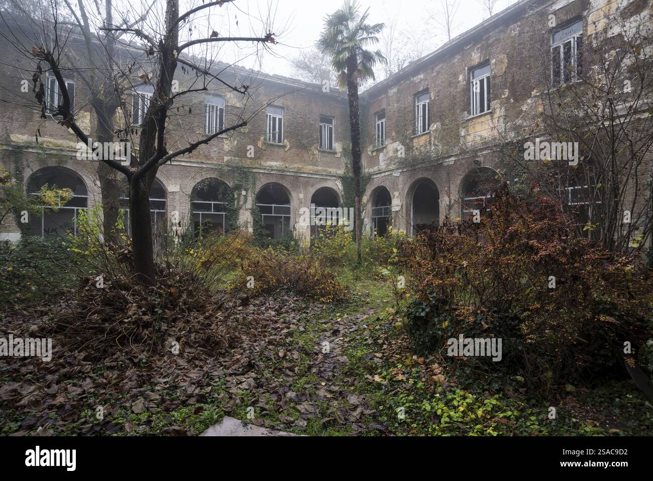 Una foto di un ospedale psichiatrico abbandonato e spaventoso Foto Stock