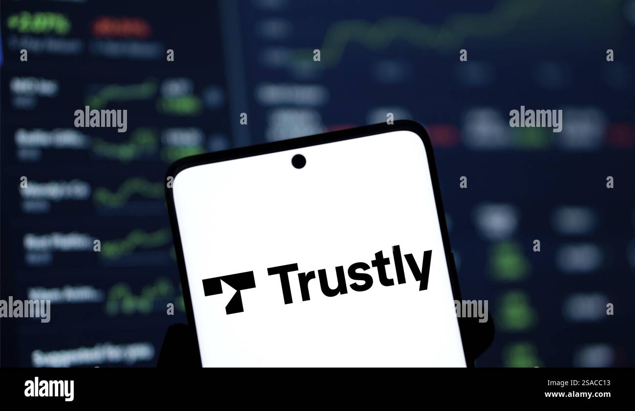 Sullo smartphone viene visualizzato il logo Trustly. Trustly AB è un'azienda fintech svedese Foto Stock