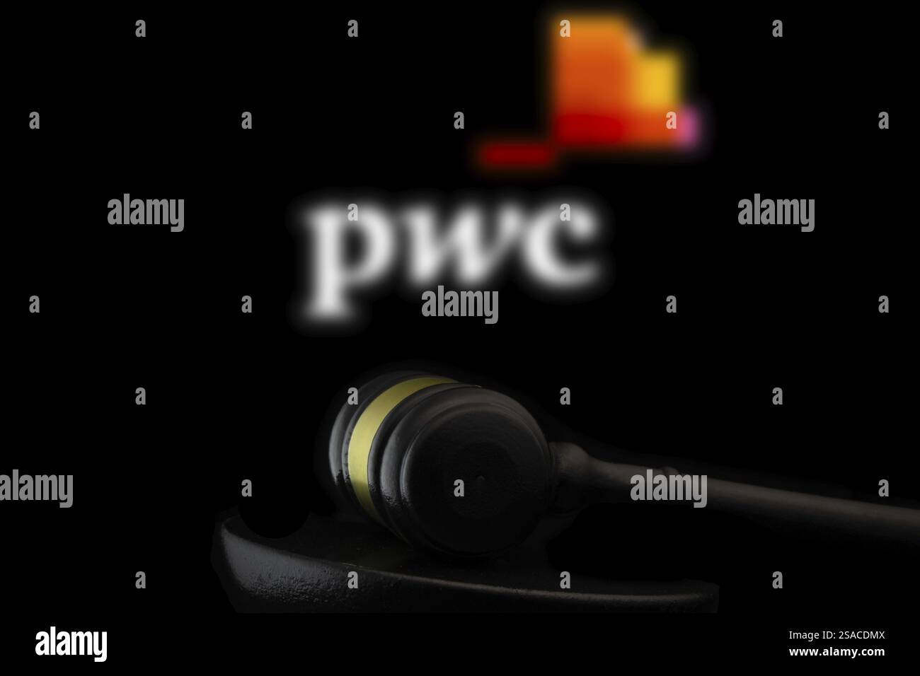 Martelletto di fronte al logo PWC. PricewaterhouseCoopers International Limited è una società multinazionale di servizi professionali Foto Stock