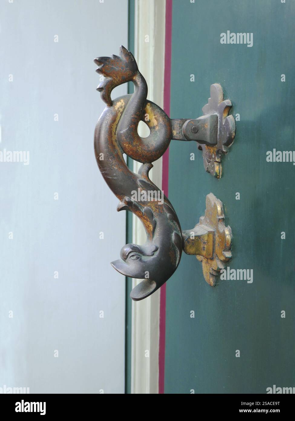 Maniglia per porta, figura delfino Foto Stock