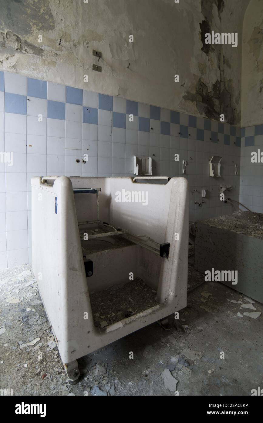 Una foto di un bagno in un letto abbandonato Foto Stock