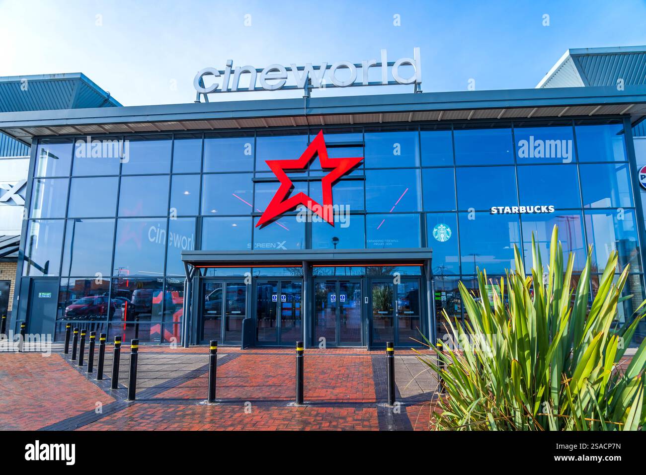 Wednesday, Regno Unito – gennaio 20 2025: Facciata di Cineworld, una catena di cinema con sede nel Regno Unito presso il Bentley Bridge Retail Park vicino a Wolverhampton, Regno Unito Foto Stock