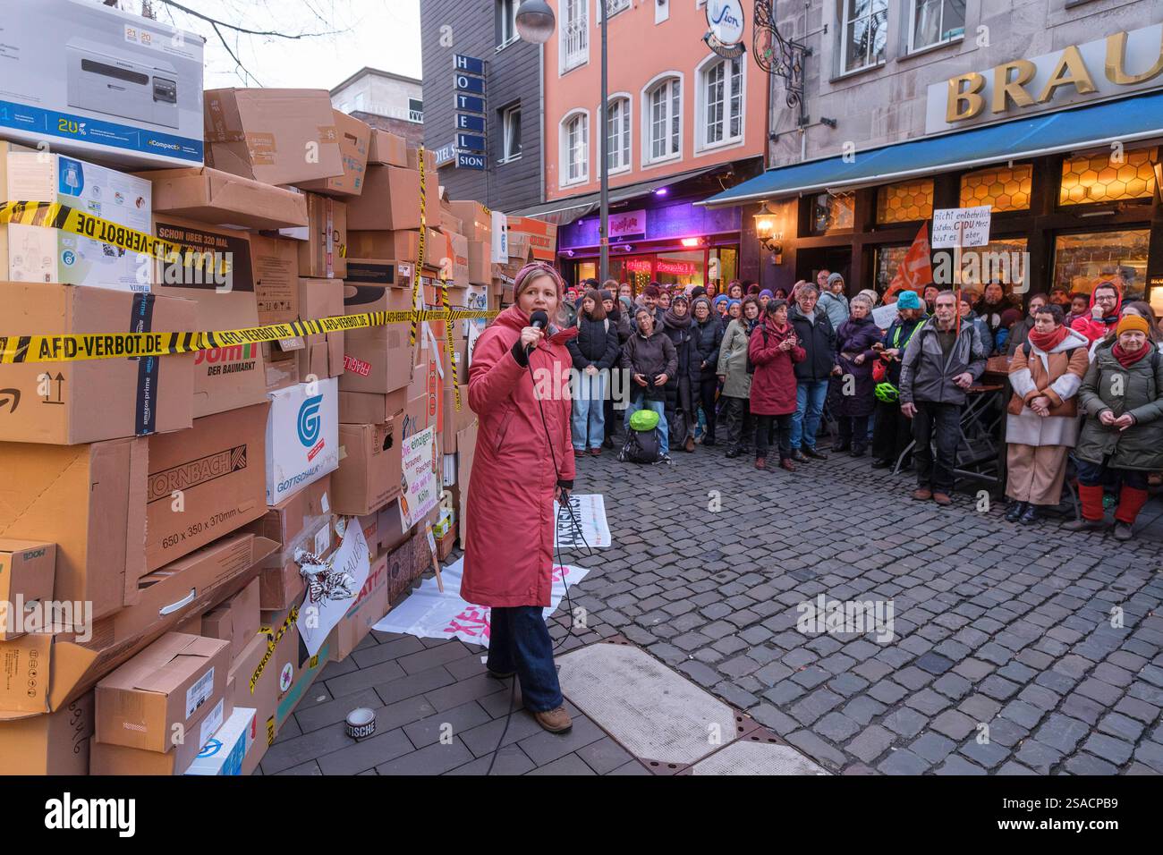 29.01.2025, Köln: Spontane Demonstration von Kölner Bürgern vor der Zentrale der CDU Köln gegen die Abstimmung der CDU mit der AFD beim Fünf-Punkte-Antrag zur Migration im Bundestag. Symbolische Brandmauer aus Kartons, es spricht Inga Fauser von Teachers for Future **** 29.01.2025, Colonia: Dimostrazione spontanea dei cittadini di Colonia davanti alla sede della CDU di Colonia contro il voto della CDU con l'AFD sulla mozione in cinque punti sulla migrazione nel Bundestag. Firewall simbolico in scatole di cartone, Inga Fauser di Teachers for Future parla Nordrhein-Westfalen Deutschland, Germania GM Foto Stock