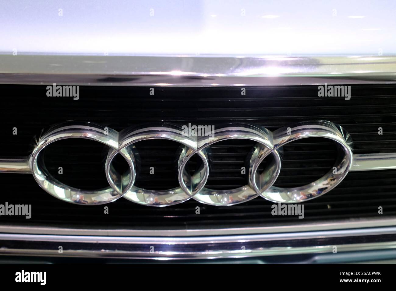 Museo dell'automobile Audi. Logo Audi sulla griglia del radiatore di un'auto. Collezione storica di vetture Audi. Ingolstadt. Germania. Foto Stock