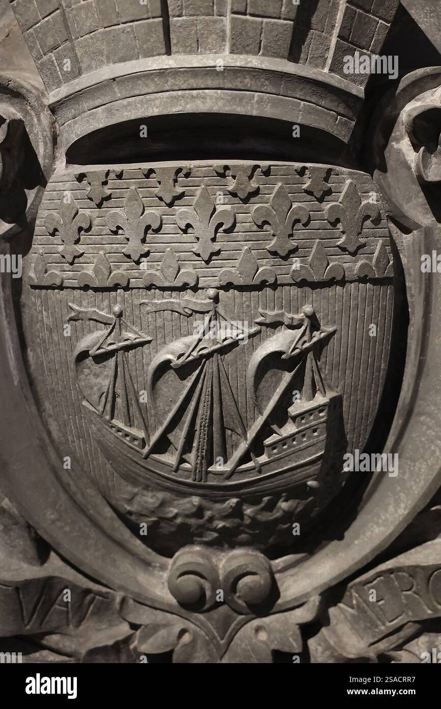 Museo Carnavalet, Parigi, Francia. Medaglione del padiglione dei mercati centrali con lo stemma della città di Parigi e il motto Fluctuat Foto Stock