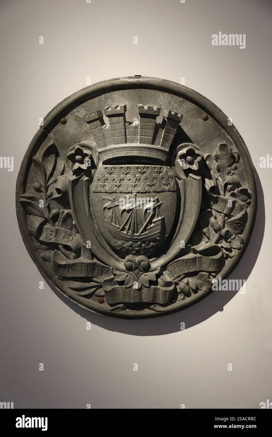 Museo Carnavalet, Parigi, Francia. Medaglione del padiglione dei mercati centrali con lo stemma della città di Parigi e il motto Fluctuat Foto Stock