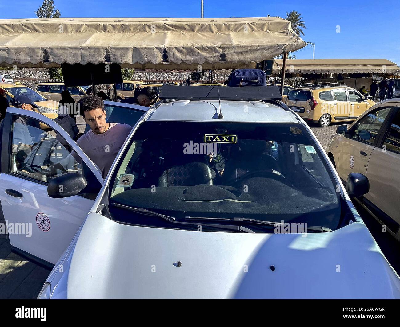 Stazione dei taxi a lunga distanza a Marrakech, Marocco Foto Stock