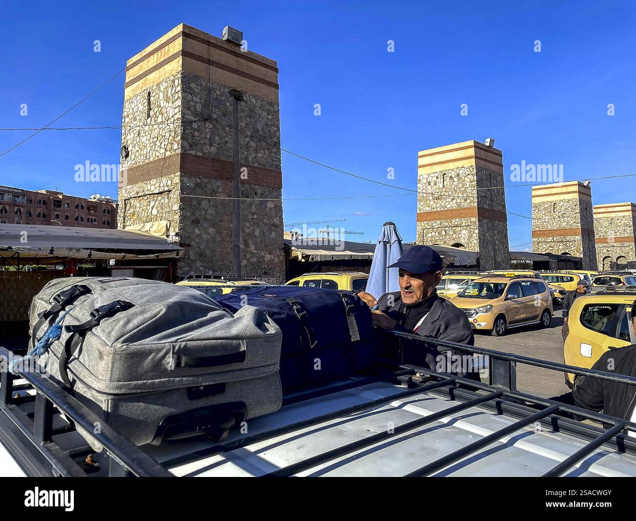 Stazione dei taxi a lunga distanza a Marrakech, Marocco Foto Stock