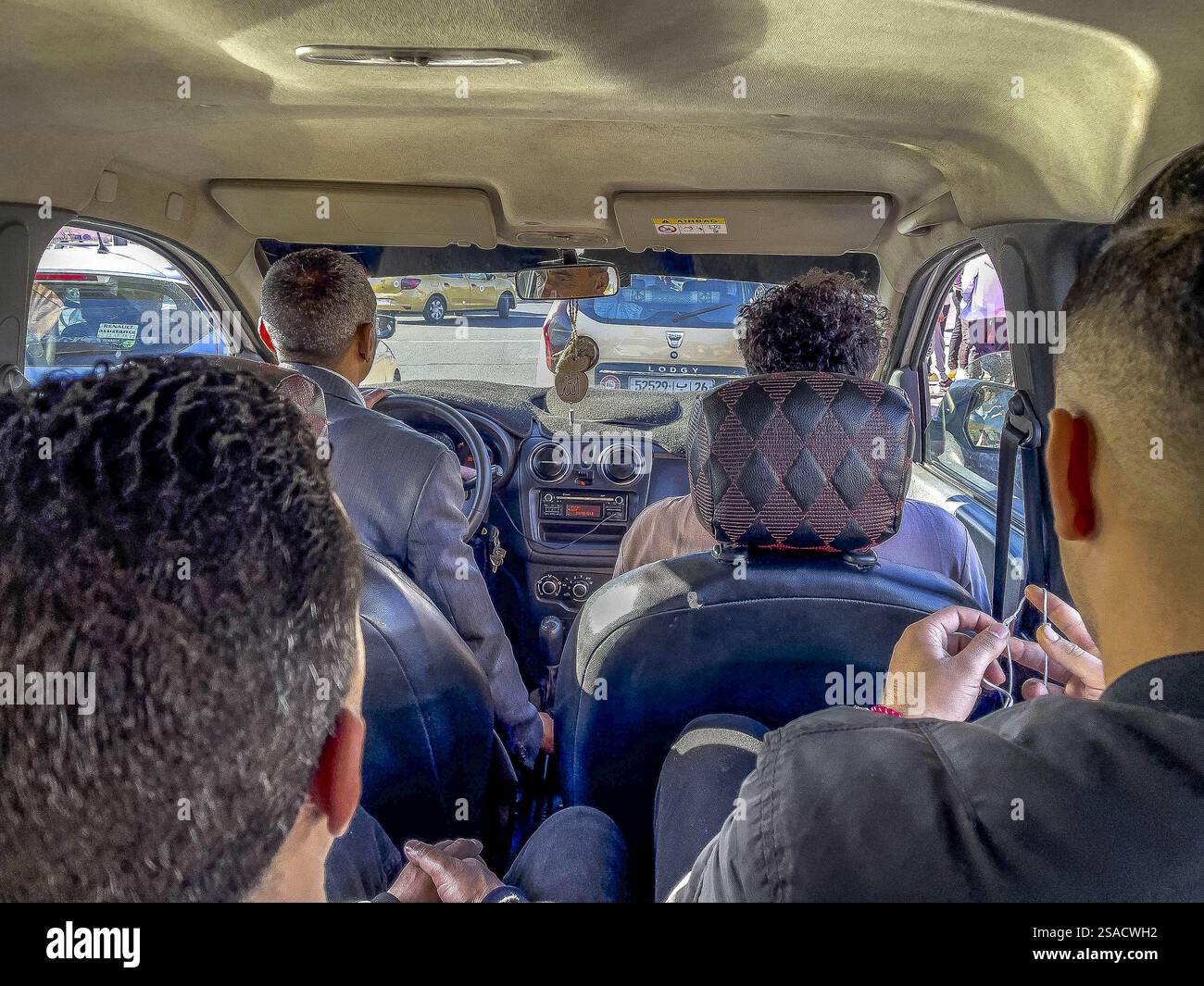 Viaggiatori in una stazione di taxi a lunga distanza a Marrakech, Marocco Foto Stock