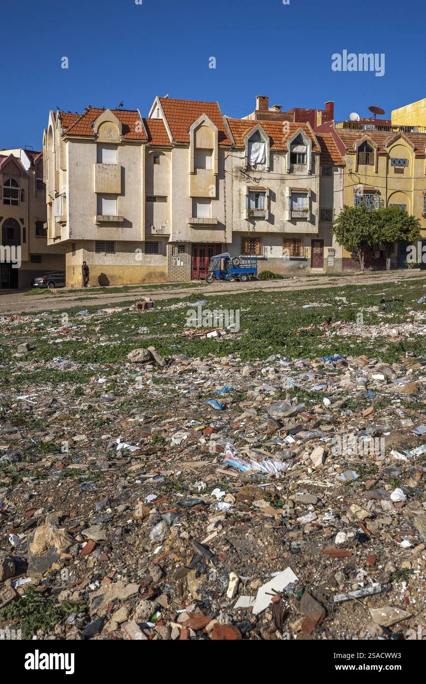 Spazzatura ed edifici ad Azrou, Marocco Foto Stock