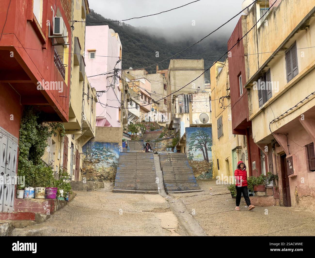 Edifici e scale ad Azrou, Marocco Foto Stock