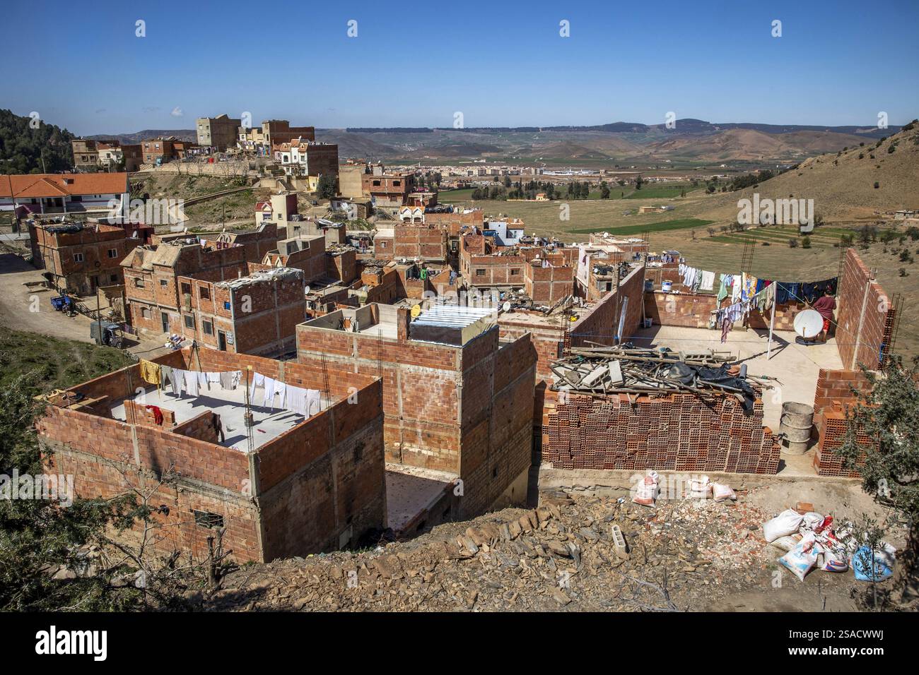 Edifici sulle colline alla periferia di Azrou, Marocco. Foto Stock