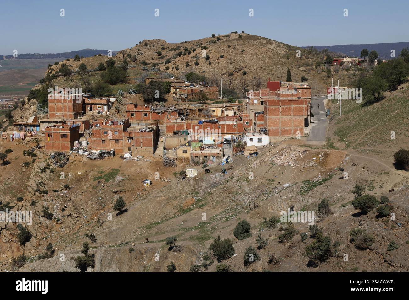 Edifici sulle colline alla periferia di Azrou, Marocco. Foto Stock