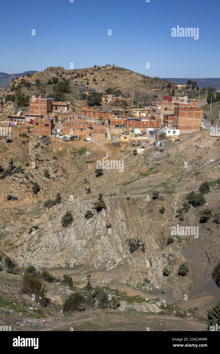 Edifici sulle colline alla periferia di Azrou, Marocco. Foto Stock