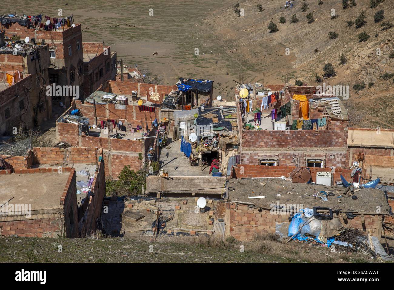 Edifici sulle colline alla periferia di Azrou, Marocco. Foto Stock