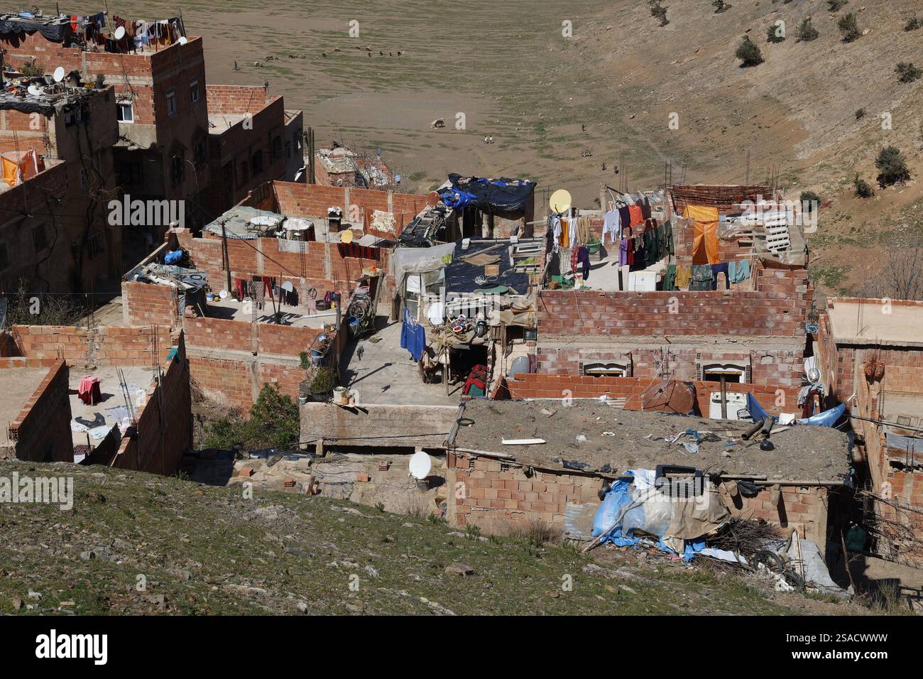 Edifici sulle colline alla periferia di Azrou, Marocco. Foto Stock