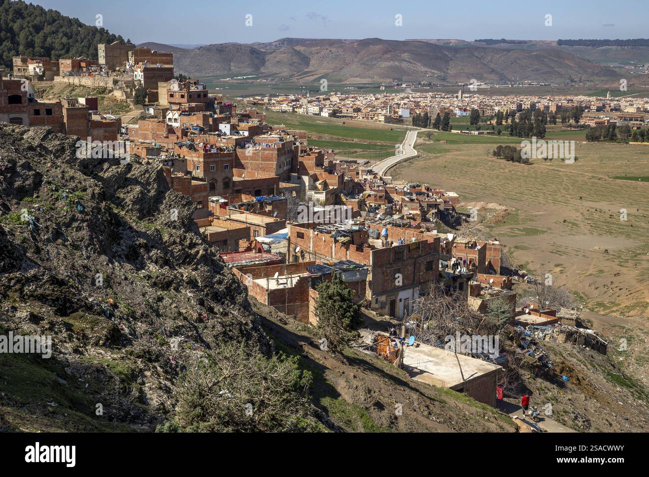 Edifici sulle colline alla periferia di Azrou, Marocco. Foto Stock