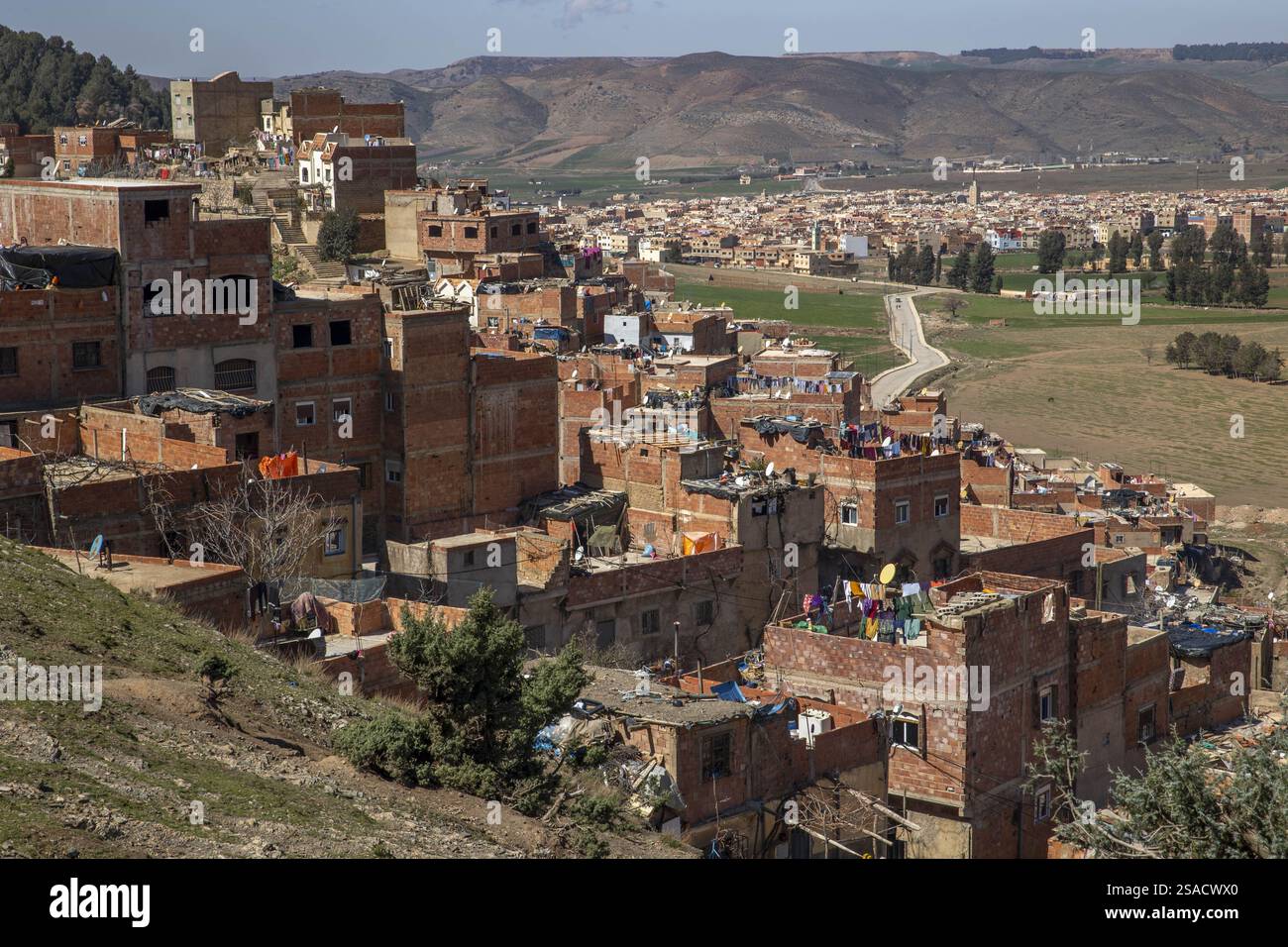 Edifici sulle colline alla periferia di Azrou, Marocco. Foto Stock