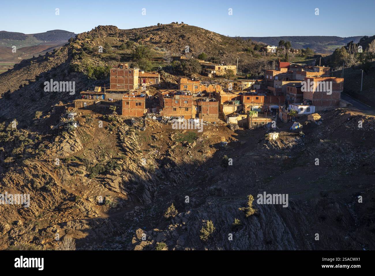 Edifici sulle colline alla periferia di Azrou, Marocco. Foto Stock