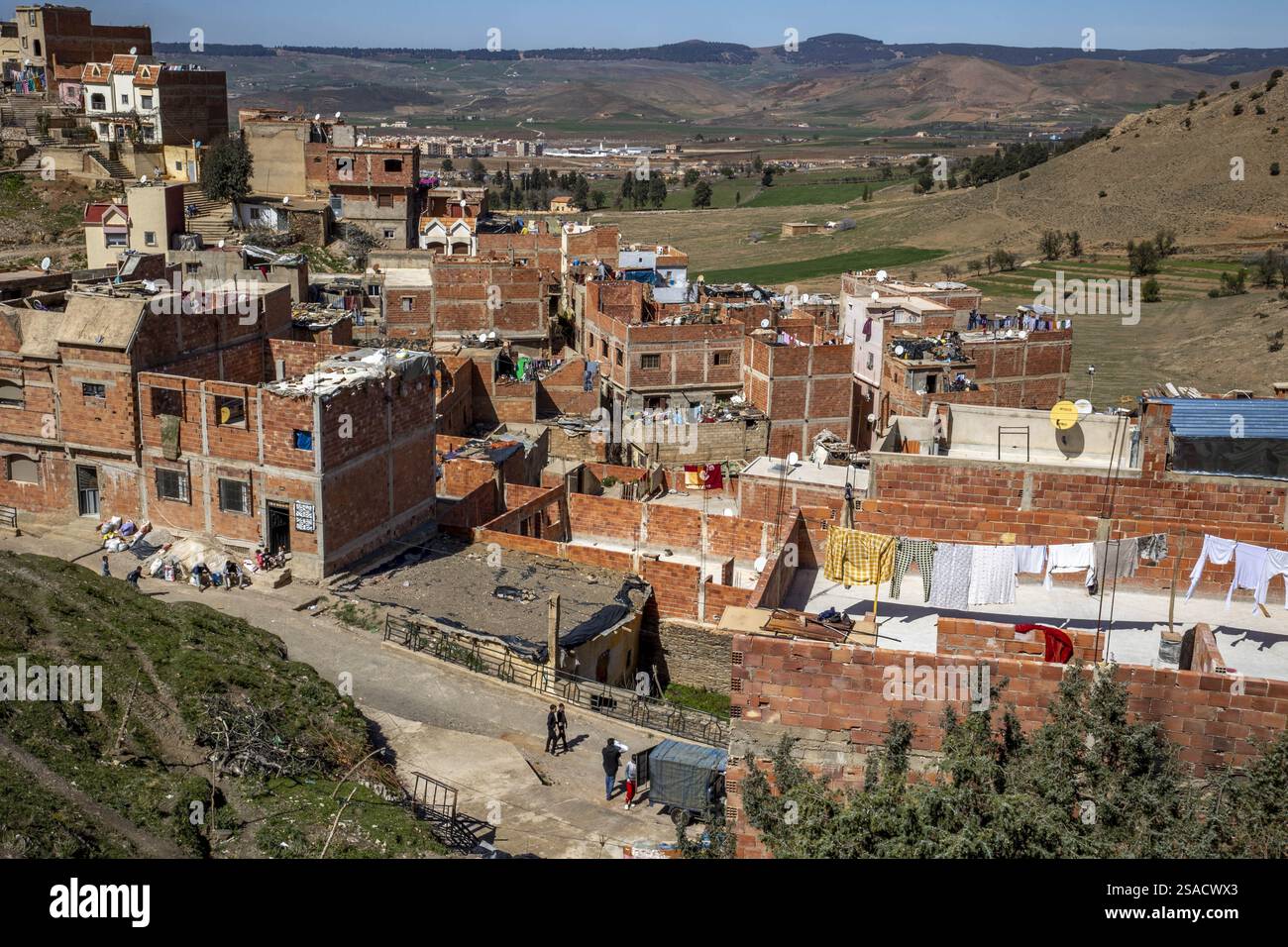 Edifici sulle colline alla periferia di Azrou, Marocco. Foto Stock
