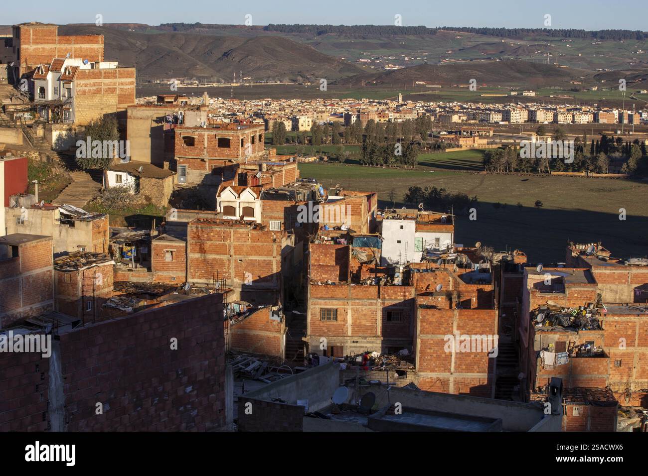 Edifici sulle colline alla periferia di Azrou, Marocco. Foto Stock