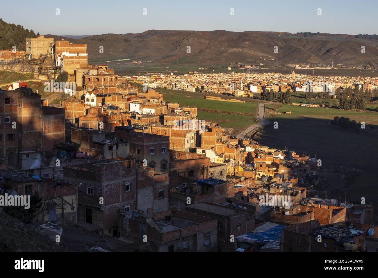 Edifici sulle colline alla periferia di Azrou, Marocco. Foto Stock